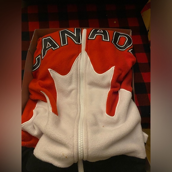 🇨🇦 Great gift for a teen - Canada Funzie Onezie - small - Picture 7 of 7